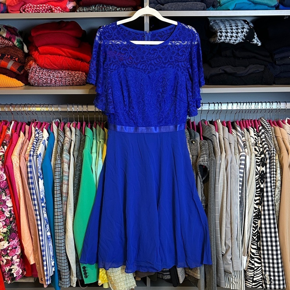 Bbonlinedress blue lace back zipper closure lined short sleeve dress size M